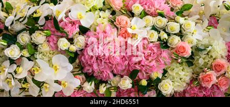 Divers arrière-plan de fleurs, vue panoramique sur les orchidées fraîches, roses et autres fleurs.Joli motif pastel avec de belles fleurs.Nature, mariage, Banque D'Images
