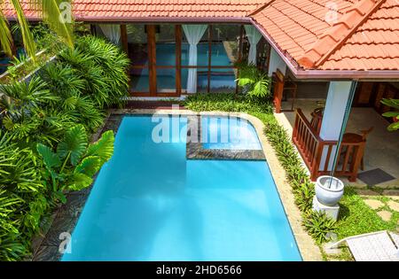 Tangalle, Sri Lanka - 4 novembre 2017: Maison résidentielle tropicale, arrière-cour pittoresque avec jardin et piscine.Aménagement paysager de la maison de vacances, bungalow i Banque D'Images