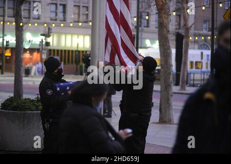 San Jose, Californie, États-Unis.3rd janvier 2022.San Jose, Californie, États-Unis - à 5 HEURES, le palais de justice a fermé et Holmes n'a pas encore émergé après avoir été condamné pour quatre des onze chefs d'accusation contre elle.(Image de crédit : © Neal Waters/ZUMA Press Wire) Banque D'Images