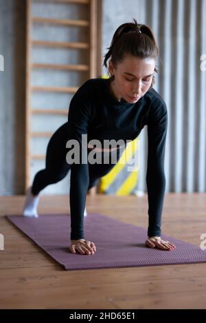 FIT femme faisant l'exercice complet de planche travaille sur les muscles abdominaux Banque D'Images