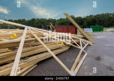 Pile de poutres en bois de bois de bois préparé pour construire une maison en menuiserie de bois construction de cadre en bois Banque D'Images