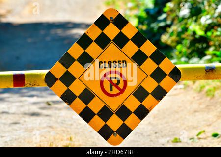 Une route jaune et noire affiche fermée sur une route rurale en Colombie-Britannique au Canada Banque D'Images