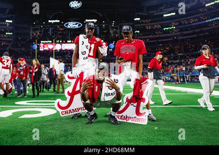 Les joueurs de football américain Alabama Crimson Tide célèbrent une victoire dans un match demi-tinal de football universitaire NCAA à Cincinnati à Arlington, Texas, samedi, Banque D'Images