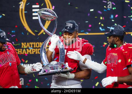 Les joueurs de Crimson Tide d'Alabama célèbrent une victoire avec le Trophée Cotton Bowl dans un match de football universitaire NCAA contre les Cincinnati Bearcats à Arlington, te Banque D'Images