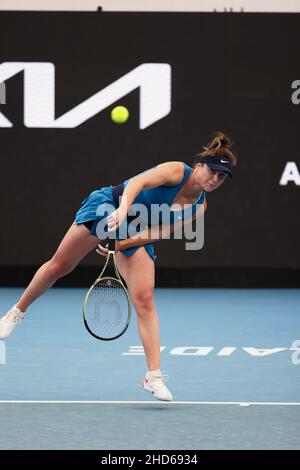 Adélaïde, Australie, 4 janvier 2022.Elina Svitolina, de l'Ukraine, sert le ballon lors du match des WTA Singles entre Elina Svitolina, d'Ukraine, et Anastasia Gasanova, de Russie, le deuxième jour du tournoi de tennis international d'Adélaïde à Memorial Drive, le 04 janvier 2022 à Adélaïde, en Australie.Crédit : Peter Mundy/Speed Media/Alay Live News Banque D'Images