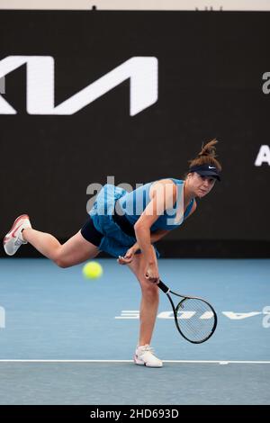 Adélaïde, Australie, 4 janvier 2022.Elina Svitolina, de l'Ukraine, sert le ballon lors du match des WTA Singles entre Elina Svitolina, d'Ukraine, et Anastasia Gasanova, de Russie, le deuxième jour du tournoi de tennis international d'Adélaïde à Memorial Drive, le 04 janvier 2022 à Adélaïde, en Australie.Crédit : Peter Mundy/Speed Media/Alay Live News Banque D'Images