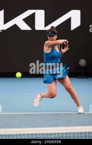Adélaïde, Australie, 4 janvier 2022.Elina Svitolina, de l'Ukraine, joue un rôle de premier main lors du match de WTA Singles entre Elina Svitolina, d'Ukraine, et Anastasia Gasanova, de Russie, le deuxième jour du tournoi de tennis international d'Adélaïde à Memorial Drive, le 04 janvier 2022 à Adélaïde, en Australie.Crédit : Peter Mundy/Speed Media/Alay Live News Banque D'Images