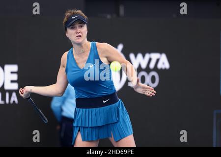 Adélaïde, Australie, 4 janvier 2022.Elina Svitolina, de l'Ukraine, joue un rôle de premier main lors du match de WTA Singles entre Elina Svitolina, d'Ukraine, et Anastasia Gasanova, de Russie, le deuxième jour du tournoi de tennis international d'Adélaïde à Memorial Drive, le 04 janvier 2022 à Adélaïde, en Australie.Crédit : Peter Mundy/Speed Media/Alay Live News Banque D'Images