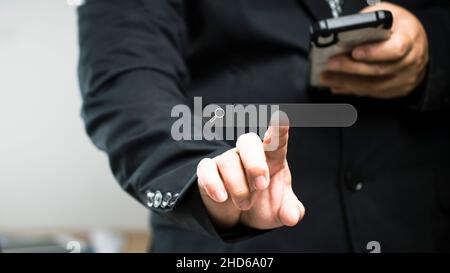 Les hommes d'affaires font des recherches avec des téléphones mobiles par le biais de réseaux en ligne, des idées de marketing en ligne, de recherche d'information, de grandes bases de données. Banque D'Images