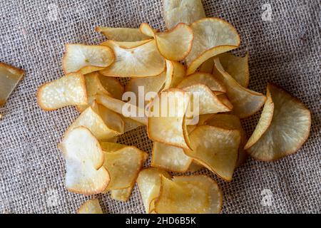 Croustilles salées au manioc, un en-cas indonésien traditionnel. Banque D'Images