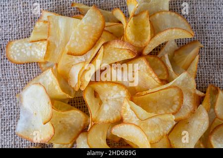 Croustilles salées au manioc, un en-cas indonésien traditionnel. Banque D'Images