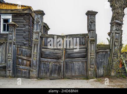 1st de mai 2016, Russie, Tomsk, la porte d'époque en bois des maisons anciennes Banque D'Images