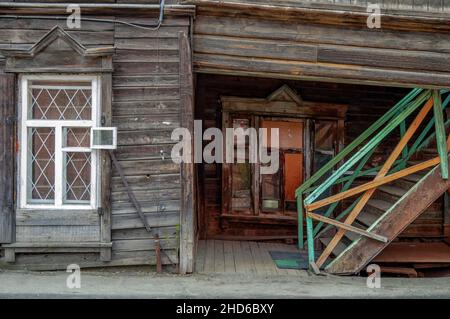 1st de mai 2016, Russie, Tomsk, un extérieur d'une ancienne maison en bois Banque D'Images