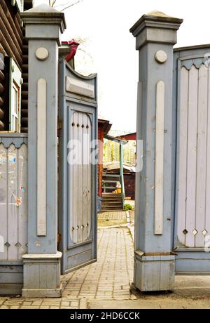 1st de mai 2016, Russie, Tomsk, la porte d'époque en bois des maisons anciennes Banque D'Images