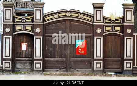 1st de mai 2016, Russie, Tomsk, la porte d'époque en bois des maisons anciennes Banque D'Images