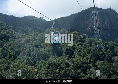 Langkawi Island, Malaisie : 6 novembre 2021 - téléphériques transportant des passagers vers le haut et le bas de la montagne Banque D'Images