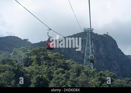 Langkawi Island, Malaisie : 6 novembre 2021 - téléphériques transportant des passagers vers le haut et le bas de la montagne Banque D'Images