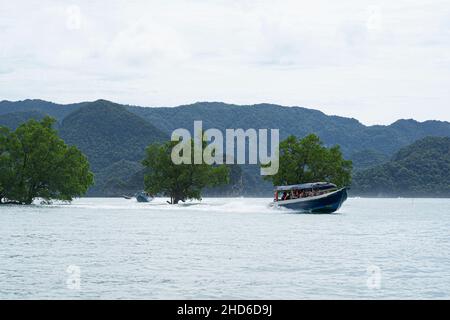 Langkawi Island, Malaisie: 5 novembre 2021 - Speedboat apportant des touristes pour l'île espérant l'activité Banque D'Images