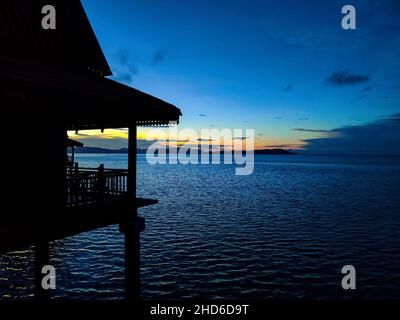 Langkawi Island, Malaisie : 5 novembre 2021 - vue sur le coucher du soleil depuis le balcon du chalet Banque D'Images