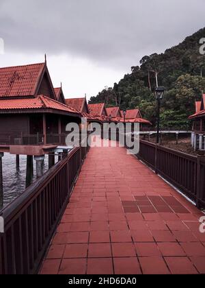 Langkawi Island, Malaisie : 5 novembre 2021 - rangée de chalets en bois à la station Banque D'Images