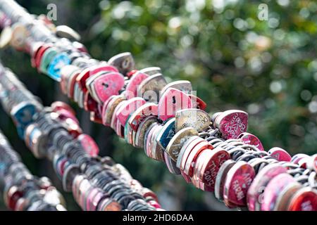 Langkawi Island, Malaisie: 5 novembre 2021 - Love Locks sur les rails de la station Sky Bridge au sommet de la montagne Banque D'Images