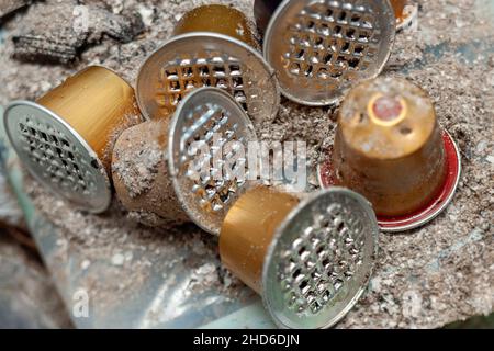 photo macro des capsules de café usagées dans un bac à déchets sale Banque D'Images