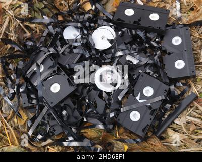 Une pile de cassettes vidéo complètement détruites abandonnées sur le sol Banque D'Images