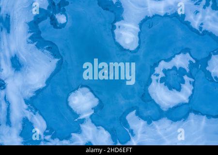 Vue aérienne d'un lac gelé.Arrière-plan bleu abstrait.La fonte des glaces, le changement climatique et la conservation de l'environnement. Banque D'Images