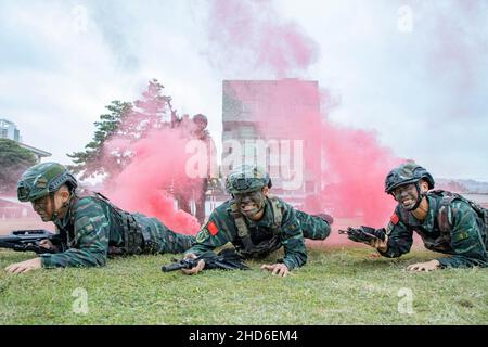 BEIHAI (CHINE) - le 4 JANVIER 2022 - des membres des forces d'opérations spéciales s'entraînent à beihai, dans la région autonome du Guangxi Zhuang, en Chine du Nord, le 4 janvier 2 Banque D'Images