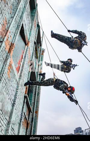 BEIHAI (CHINE) - le 4 JANVIER 2022 - des membres des forces d'opérations spéciales s'entraînent à beihai, dans la région autonome du Guangxi Zhuang, en Chine du Nord, le 4 janvier 2 Banque D'Images