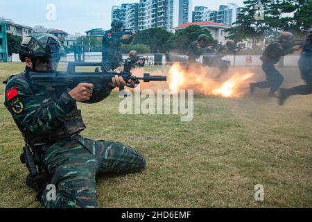 BEIHAI (CHINE) - le 4 JANVIER 2022 - des membres des forces d'opérations spéciales s'entraînent à beihai, dans la région autonome du Guangxi Zhuang, en Chine du Nord, le 4 janvier 2 Banque D'Images