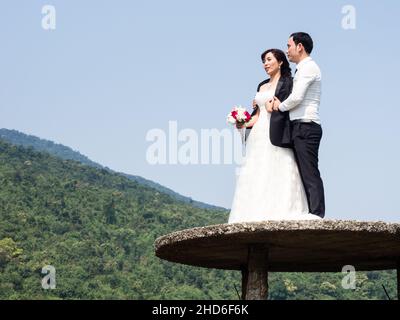 Thua Thien Hue province, Vietnam - 13 mars 2016: Couple asiatique posant pour des photos de mariage au sommet du pittoresque Hai Van Pass Banque D'Images