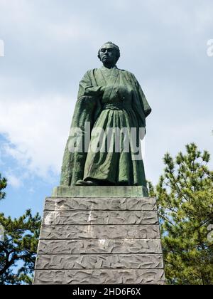 Kochi, Japon - 7 avril 2018 : statue de bronze de Sakamoto Ryoma sur la plage de Katsurahama Banque D'Images