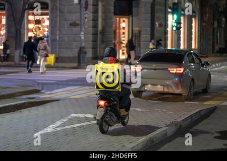 Krasnodar, Russie - janvier 03 2022: Livraison de nourriture Yandex garçon sur scooter avec vitrine isotherme Banque D'Images