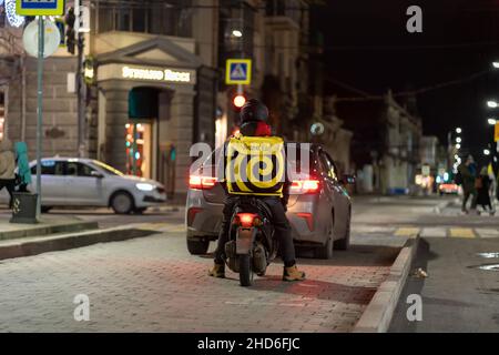 Krasnodar, Russie - janvier 03 2022: Livraison de nourriture Yandex garçon sur scooter avec vitrine isotherme Banque D'Images