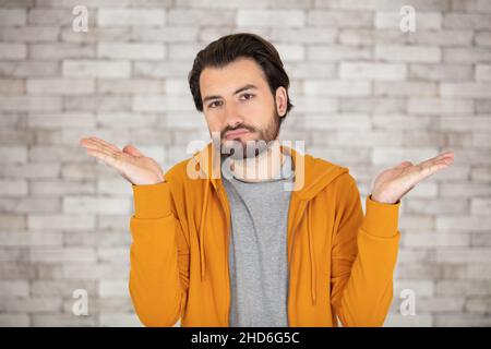 portrait d'un homme confus et sans indice Banque D'Images