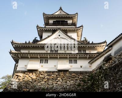 Kochi, Japon - 7 avril 2018 : tour principale du château de Kochi, l'un des 12 châteaux originaux de la période Edo au Japon Banque D'Images