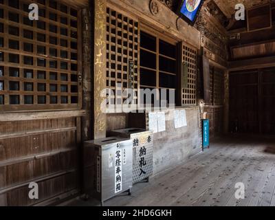 Komatsushima, Japon - 4 avril 2018 : salle principale d'Onzanji, temple numéro 18 du pèlerinage de Shikoku Banque D'Images