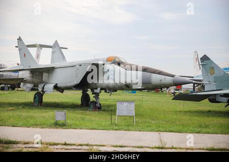 KIEV, UKRAINE - 01 AOÛT 2021 : l'armée de l'air de l'Union soviétique Mikoyan-Gurevitch MIG-25 Foxbat est exposée au Musée de l'aviation d'État d'Oleg Antonov Banque D'Images