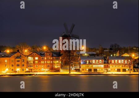 Vue de nuit sur le moulin à vent de Strängnäs, en Suède Banque D'Images