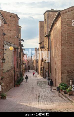 Rue via Giovanni Boccaccio, Village, Château de Certaldo, Toscane, Italie,Europe Banque D'Images