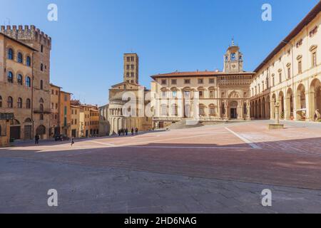 Piazza Grande, Palazzo della Fraternita dei Laici, Eglise Santa Maria della Pieve abside, Arezzo, Toscane, Italie, Europe Banque D'Images