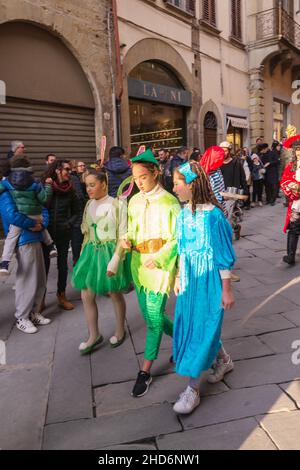 Les personnages de Walt Disney défilent dans le cours Corso Italia, Arezzo, Toscane, Italie, Europe Banque D'Images