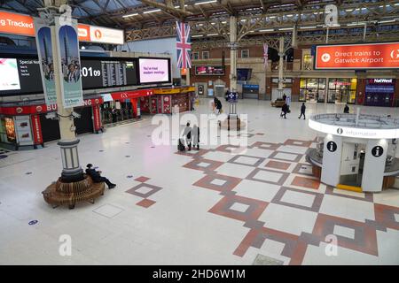 Le concourse vide de la gare de Victoria, dans le centre de Londres, en tant que passagers ferroviaires, est touché par des perturbations le premier jour ouvrable de l'année en Angleterre et au pays de Galles en raison d'une combinaison de failles et de pénuries de personnel liées au coronavirus.L'exploitant ferroviaire Southern Rail a annulé tous les services dans le terminal jusqu'en janvier 10, « l'effet continu de l'isolement et de la maladie du coronavirus ».Date de la photo: Mardi 4 janvier 2022. Banque D'Images