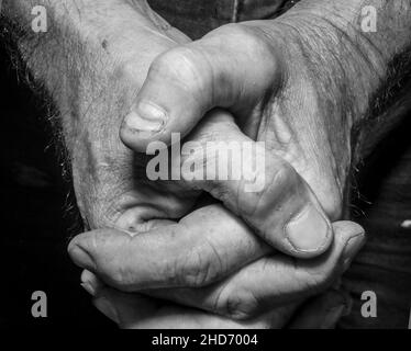 Un gros plan des mains d'un homme de travail plus âgé Banque D'Images