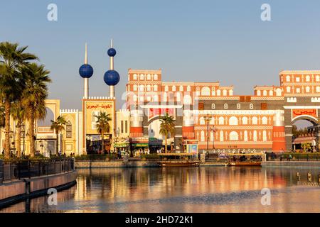 Dubaï, Émirats arabes Unis, 10.01.21.Les pavillons nationaux du Bahreïn, du Koweït et du Yémen se trouvent dans le parc d'attractions Global Village à Dubaï, avec des bateaux de lac et de bouées devant vous. Banque D'Images