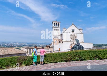 Via Cardinale Raffaele rue Merry del Val, vue sur la basilique de San Francesco, Assise, Ombrie, Italie, Europe Banque D'Images