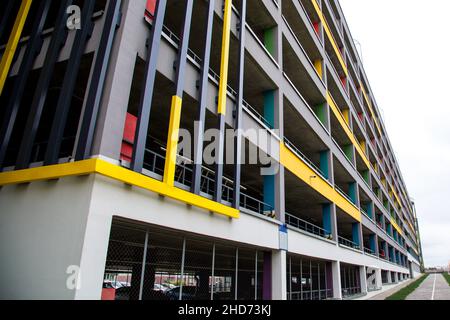 Parking en ville.Parking sous la forme d'un nouveau bâtiment moderne, peint dans des couleurs vives. Banque D'Images