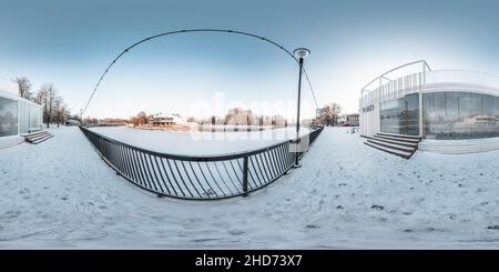 Vue panoramique à 360° de Vue d'hiver à côté d'une rivière gelée dans une petite ville avec beaucoup de neige