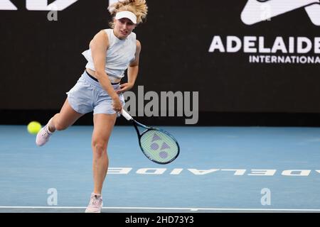 Adélaïde, Australie, 4 janvier 2022.Daria Saville d'Australie sert le ballon lors du match WTA Singles entre Daria Saville d'Australie et IGA Swiatek de Pologne le deuxième jour du tournoi de tennis international d'Adélaïde à Memorial Drive le 04 janvier 2022 à Adélaïde, en Australie.Crédit : Peter Mundy/Speed Media/Alay Live News Banque D'Images